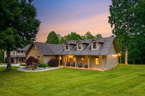 Sevierville Casa | Luxury Cabin w Hot Tub Games Views await