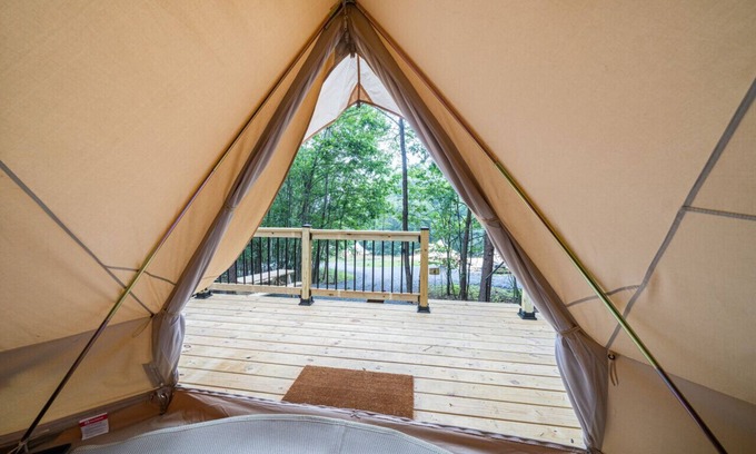 Great Cacapon Alquiler De RV | Luxury Camping with King Bed - Dogwood Tent