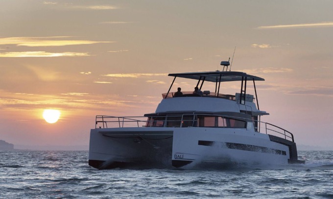 Pensacola Beach Alquiler De Eote | Luxury Catamaran Boat at Anchor in Pensacola Beach/Little Sabine