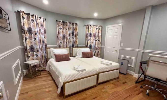 Watertown Apartamento | Luxury Charm by the Charles. 2 Bed 1 Full Bath with 2 Car parking