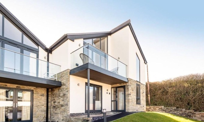Mawgan Porth Casa | Luxury coastal house above stunning Mawgan Porth beach, 200m from the sand.