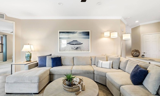 Bonita Springs Condominio | Luxury Coastal Living in a Resort-Like Golf and Tennis Community