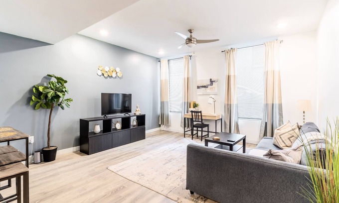 Monroe Ward Apartamento | ★Luxury & Comfort steps from VCU & Convention Center!