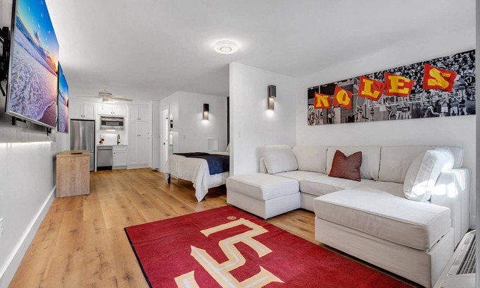 College Town Condominio | Luxury Condo by Stadium — Unbeatable Location! 2 minute walk to stadium!