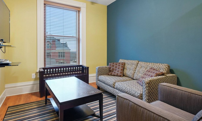 St. Clairsville Casa | Luxury Condo: Harmonious Fusion of Practicality & Elegance close to Wheeling 302