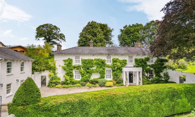 Cowbridge Casa | Luxury Cowbridge Manor House with outdoor swimming pool