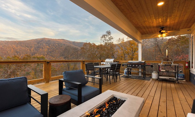 Swannanoa Chalet De Esquí | Luxury Cozy Mountain Treehouse w/ Hot Tub + Gym mins to AVL + BlkMtn