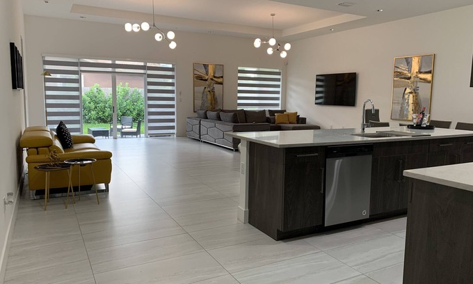 Richmond West Casa | Luxury-design House