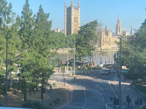 Prince's Apartamento | Luxury Designer Apartment River view of Parliament Westminster Big Ben.