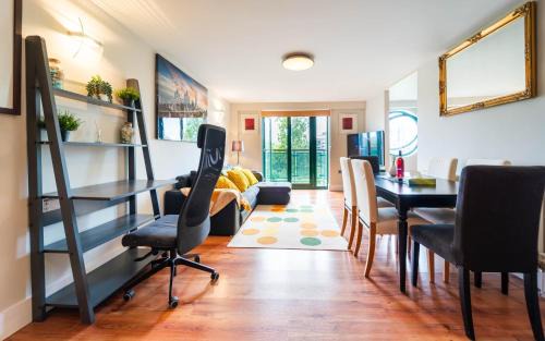 Limehouse Apartamento | Luxury Docklands 2Bed apt- Close to Excel- Canary Wharf- City Airport - 02 Arena- Free Parking- PS 4