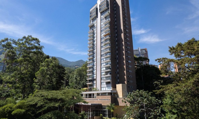 Buenos Aires Apartamento | Luxury El Poblado Hotel with Spectacular View!