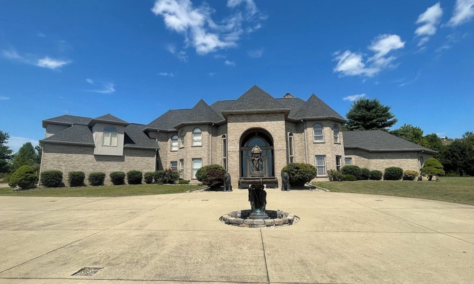 Prestonsburg Casa | Luxury Estate nestled atop stunning mountaintop golf course!
