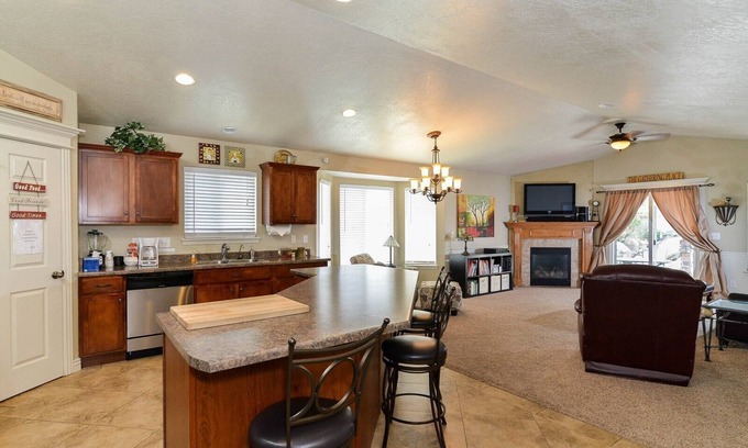 West Valley City Casa | 3BR 2ksf Custom SLC Home Sleeps 5-7 w / Playhouse para niños + Cocina grande + Chimenea