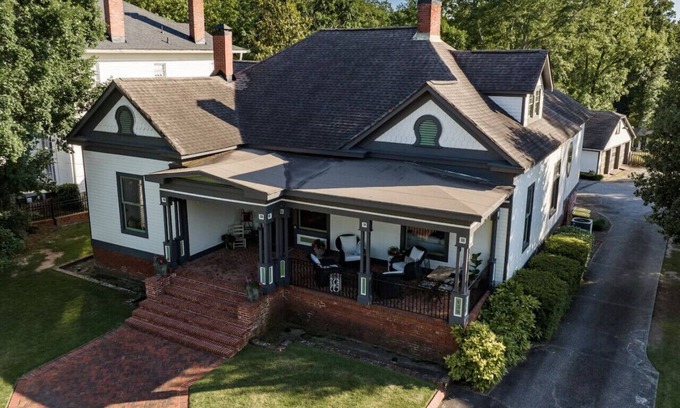 Newnan Casa | Luxury Fall Retreat Newnan, Steps from Downtown