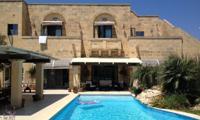 Nadur Casa | Villa familiar de lujo con gran jardín y piscina.