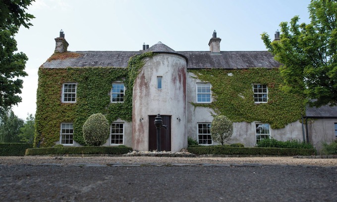 Hillsborough Otro | Luxury Farmhouse on 16 Acres | Lake, Bar, Trails | Near Belfast | Sleeps 16+