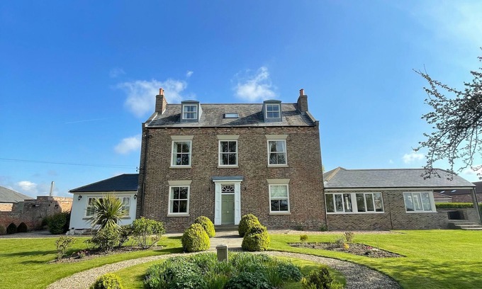 Wressle Otro | Luxury Farmhouse:Padel court/Hot tub/pool table/fire pit. Central meet up point.