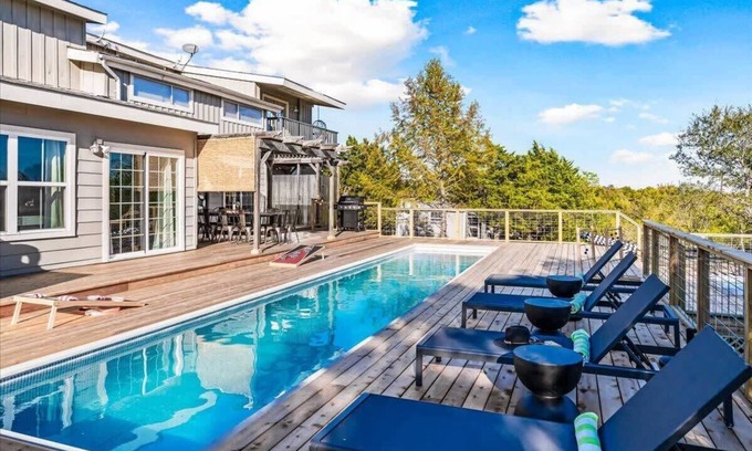 Manor Casa | Luxury Farmhouse Retreat | Pool Spa 5 Acres