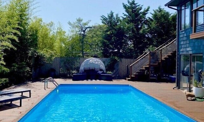 Fire Island Pines Casa | Piscina impecable bañada por el sol a pocos minutos de la ciudad y la playa.