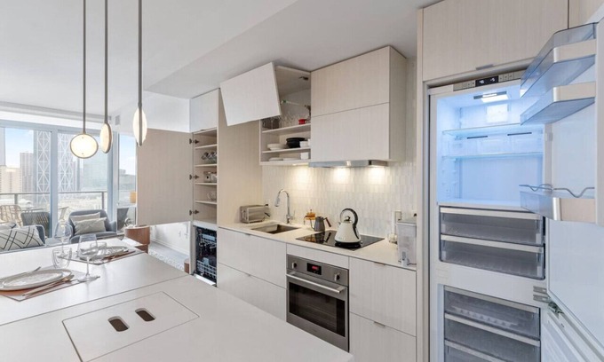 East Village Condominio | Luxury Furnished 1BDR Condo | AC+Parking+firework