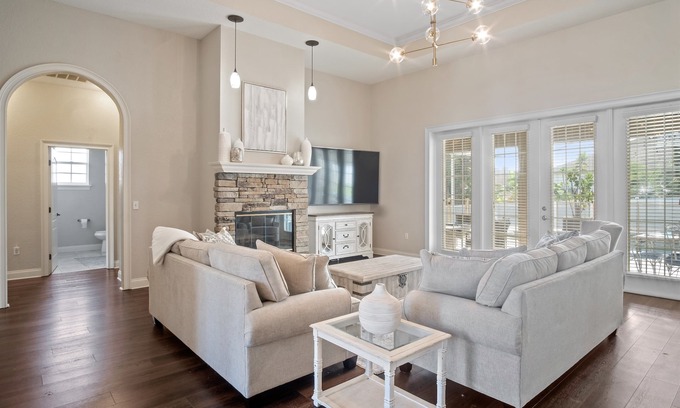 Lakeland Casa | Luxury Heated Pool Home, 85 inch TV, King bed