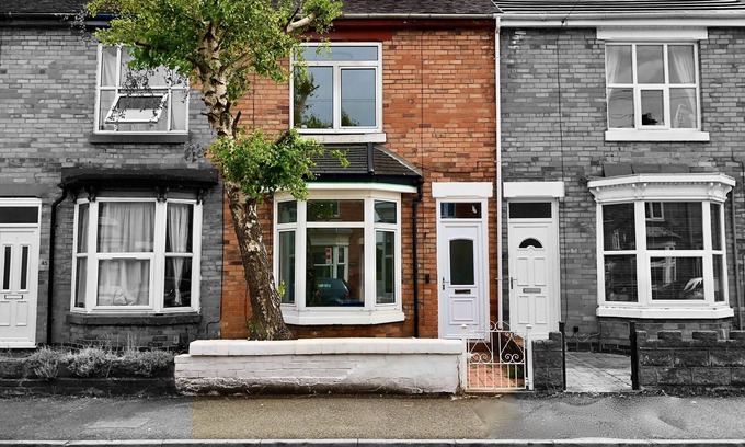 Stafford Casa | Luxury hi-spec large Victorian townhouse, sleeps 9. Free wifi and feee parking.