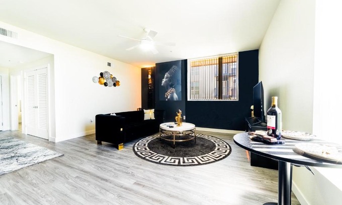 Riverside Apartamento | Luxury High-rise w/ 2 King Beds