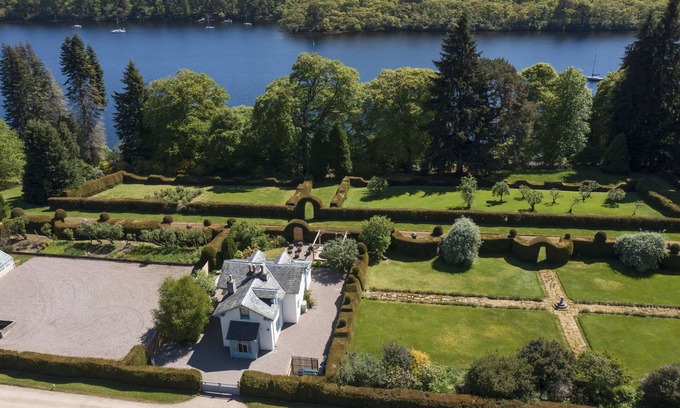 Lochend Cabaña | Luxury Highland Garden Gem with Hot tub by Loch Ness