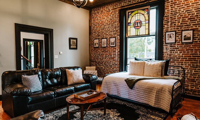 Harrodsburg Casa | Luxury Historic Downtown - Hot Tub - Sleeps 9 - Bourbon Trail - Modern Amenities