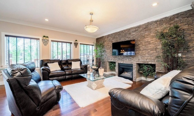 West Edmonton Casa | Luxury home 3700 sq with jetted tub / 4 fireplaces / sleep 9