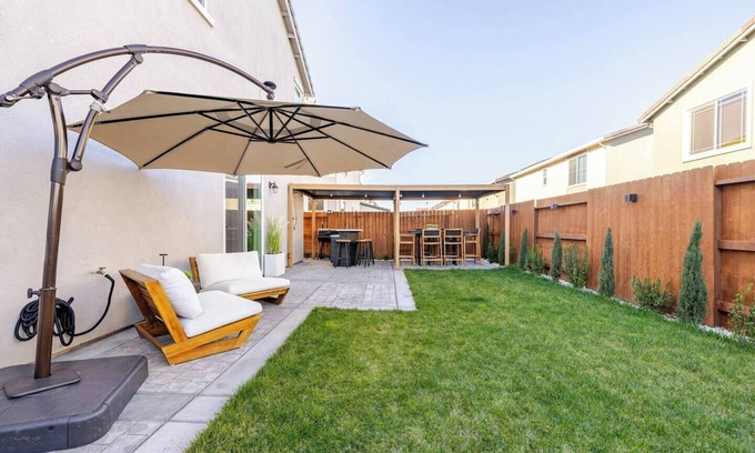 Sacramento Casa | Luxury Home 4 bed 3 Bath Retreat Family-Friendly