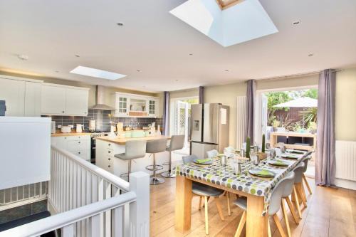 Boscombe Casa | Luxury Home - Hot Tub - Pool Table - Gym - Sauna - Cinema Room - Free Parking - Close to Beach