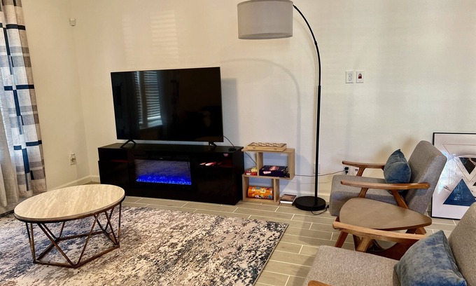 Newberry Casa | Luxury Home Near UF - Gamedays, Families, & More!