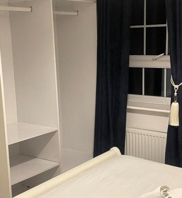 Cusop Casa | Luxury Home -Private Rooms- 3 mins from Alexandra Hospital, Redditch