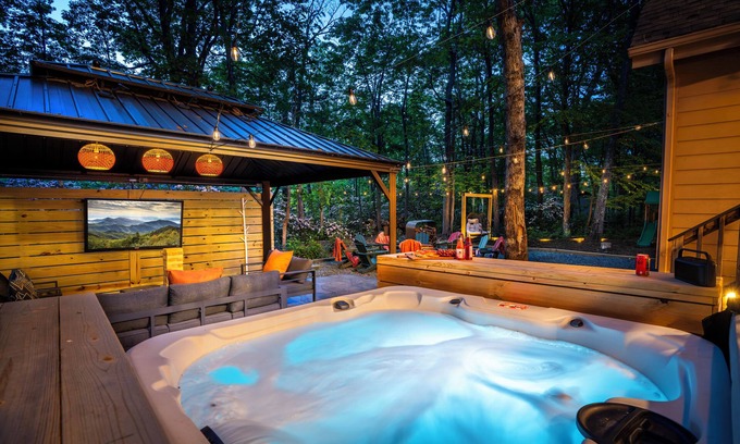 Chestnut Springs Casa | Luxury Home: Outdoor Lounge, Hot tub, FirePit, Family & Pet Friendly