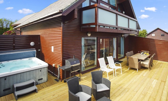 Winnard's Perch Cabina | Luxury hot tub Lodge at Retallack nr. Padstow & Newquay