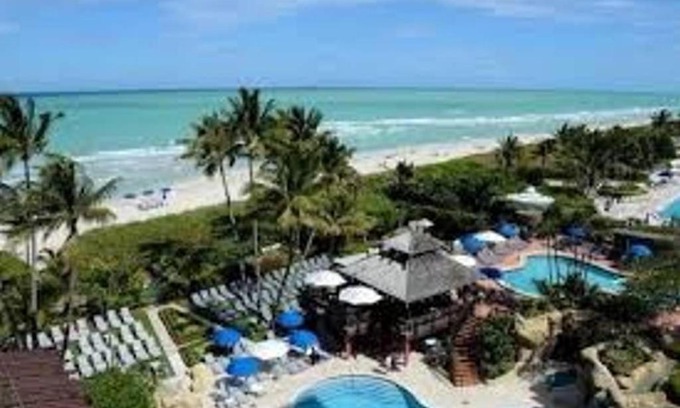 Mid Beach Apartamento | Luxury Hotel on the Beach - Oceanview, Pool, Resort & Premium Amenities