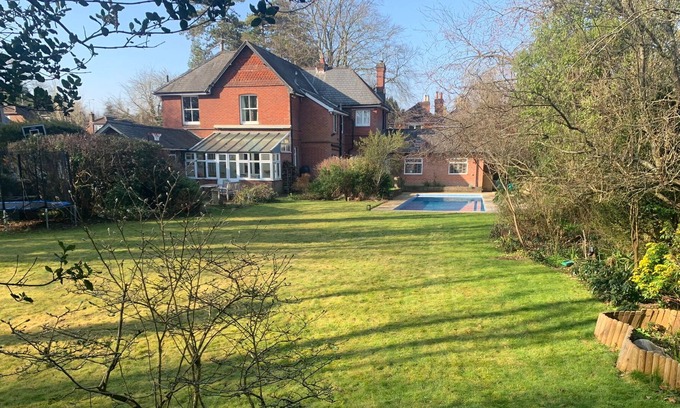 Winchester Casa | Luxury house with pool, 15 min walk to centre of historic Winchester