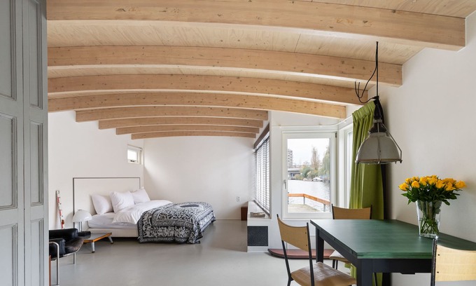 Haarlemmerbuurt Otro | Luxury Houseboat-apartment in the Historic Center