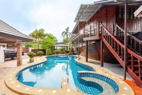 Central Pattaya Villa | Luxury Iconic Royal Boat Pool Villa North Pattaya