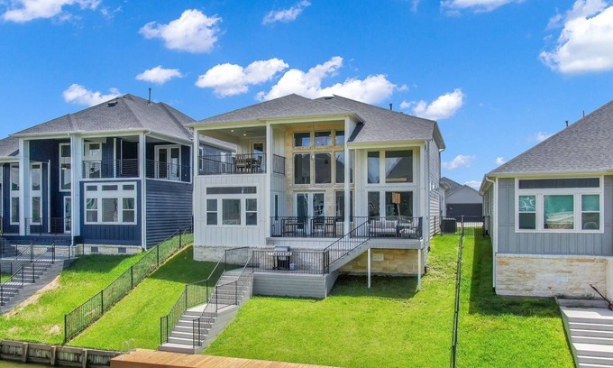 French Quarter Casa | Luxury Lake Conroe Stay: 5 Bedrooms, Private Dock, Balconies & Stunning Canal Views! Festival Nearby