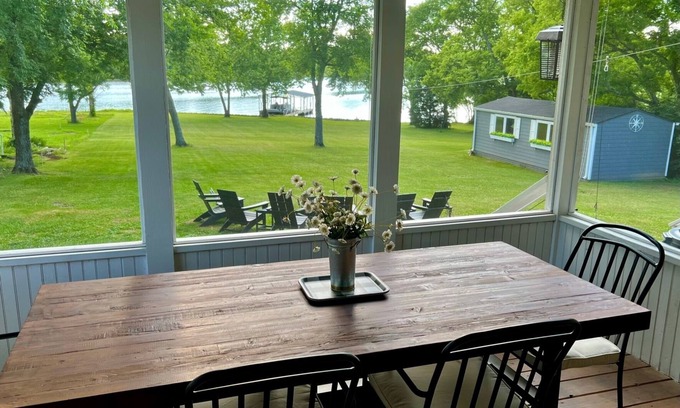 Gallatin Casa | Luxury Lakefront 30 min to Nashville Kayaks-Firepit-BBQ-PingPong-Foosball