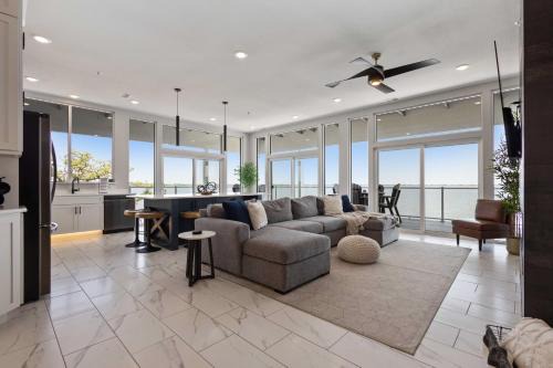 Watertown Apartamento | Luxury Lakefront Condo with Private Hot Tub and Sauna