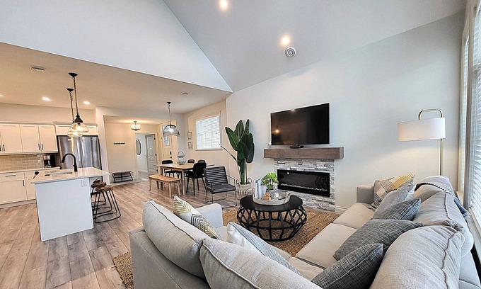 Okanagan-Similkameen Casa | Luxury Lakefront Escape – Steps from Beach & Pools!