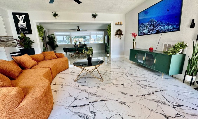 Orlando Casa | Luxury Lakefront Pool Near Orlando Airport & Disney