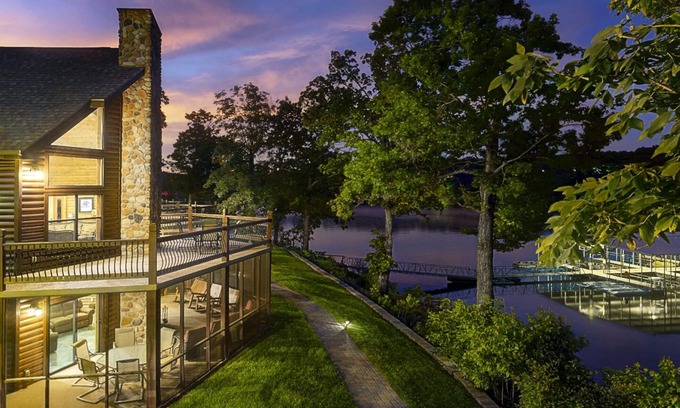 Lampe Chalet De Esquí | Chalet de lujo frente al lago ~ 2 piscinas ~ Amenidades GRATUITAS ~ Muelle ~ Kayaks ~ MiniGolf ~ Tobogán acuático