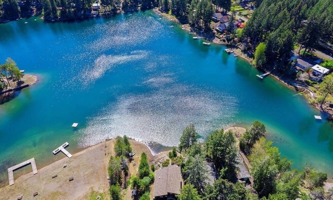 Mason County Casa | Luxury Lakehouse on Maggie lake w/ AC, outdoor fireplace, BBQ & water activities