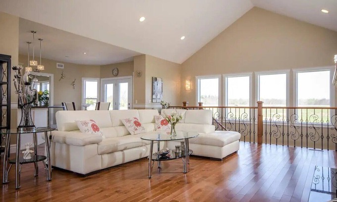 Carrying Place Casa | Luxury Lakeview Villa: Gateway to Winery Paradise