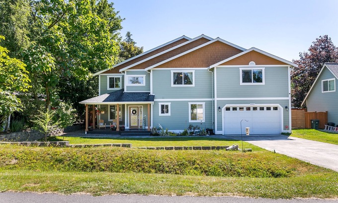 Blaine Casa | Luxury, large family oceanside community home on Birch Bay with beach access