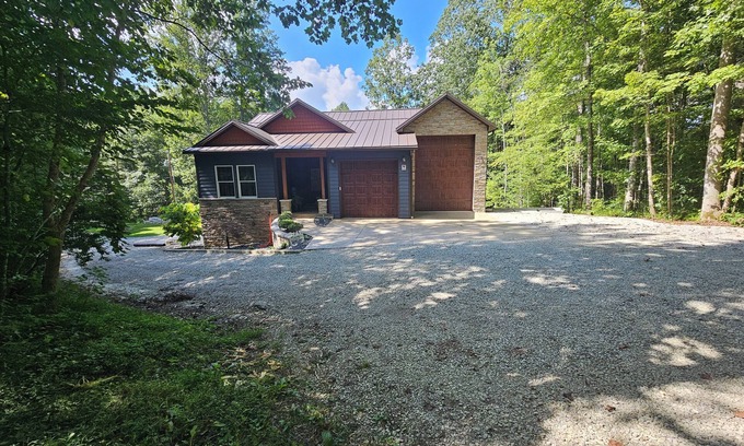 Corbin Casa | Luxury Laurel Lake Retreat-Private Home Near Holly Bay w Fishing Pond EV CHARGER